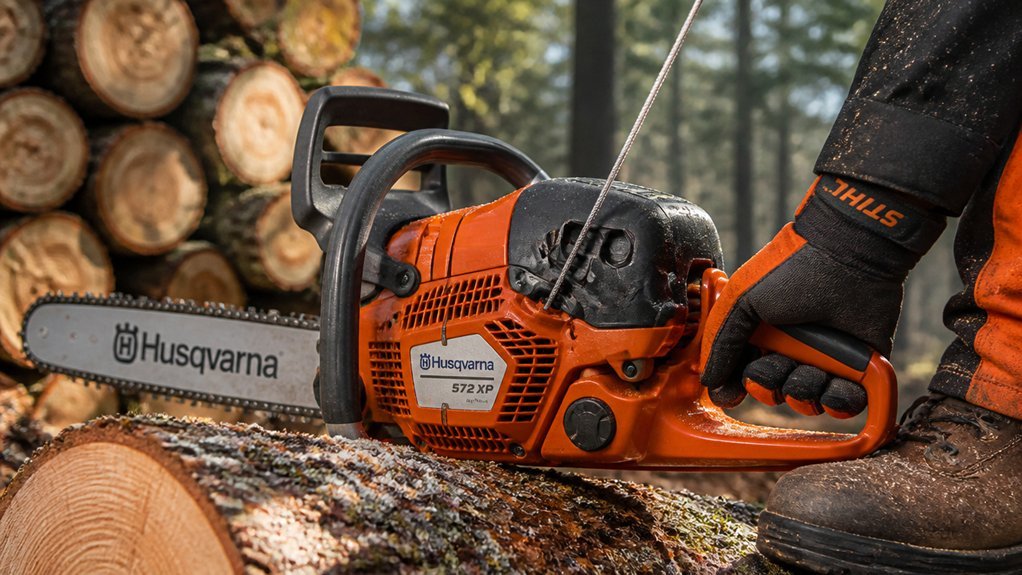 how to operate a chainsaw